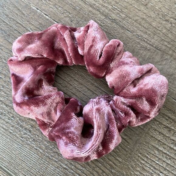 Urban Outfitters Accessories - Urban Outfitters Pink Rose Colored Velvet 90s Style Scrunchie